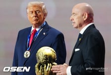 'ICE 도입 검토' 트럼프, '우정 과시' 인판티노와 갈등?...FIFA, "ICE 단속 전면 중단하라"