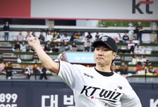 KT 장애인의 날 맞아 뜻깊은 시구…韓 최초 스노보드 패럴림픽 동메달리스트 마운드에 오르다