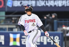 어제는 2타점 적시타→오늘은 투런 홈런...잊힌 시범경기 홈런왕 송찬의, 투런포 터졌다. 왕옌청 첫 피홈런 고개 숙이다
