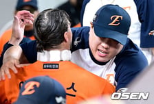 "한국 가서 잘 풀렸다, 그를 만나서…" 류현진 위엄 미쳤네, MLB 중계 중 '깜짝 소환' 왜 찬사를 받았나