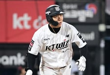 '천적' 네일 넘었다, KT 2연승…'강철매직' 통했다, 7회 6실점 불펜 붕괴 KIA는 4연패 수렁 [수원 리뷰]