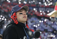 "롯데 우승하는 날 은퇴하고 싶습니다"…'롯데맨 20년' 눈물 터진 감동의 시구날, 롯데는 부끄러운 5연패로 꼴찌 추락 [오!쎈 부산]