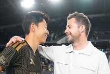 '조기 교체→불만 폭발' 손흥민, 상대 감독에겐 꽃 선물...'토트넘 前 코치' 만나 활짝 "오랜만에 봐서 너무 좋았다"
