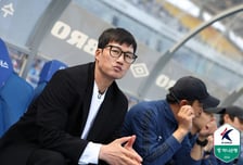 "비싼 유니폼 입은 중학생 팬들 위해서라도" 이정효가 강조한 수원의 무게..."이 정도론 안 돼, 책임감 느껴야 한다"[수원톡톡]