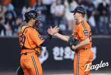 홈 10연패 탈출에 급했나…왜 7점 차 리드에도 마무리가 나왔을까, 이럴 때 김서현이 던졌으면
