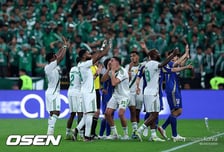 “물건 또 던졌다” 사우디 관중 폭주, 국제 무대 논란 확산... ACLE 결승 난장판