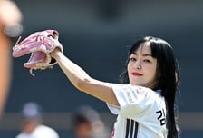 자우림 김윤아,’우아한 핑크 글러브 시구’ [O! SPORTS 숏폼]