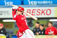 개막 22G 연속 안타 신기록→2G 침묵→3안타 1홈런 대폭발, 타율 1위 유격수가 돌아왔다 [오!쎈 대전]