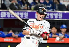 '악' 한화 주전 유격수, 왼팔에 150km 직구 맞고 교체됐다 "전완부 타박상…현재 아이싱 중" [오!쎈 대전]