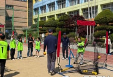 “아이들 뛰어노는 모습 보기 좋네요” 류지현-권오준 ‘아이돌급’ 인기! 성북초에 울린 함성, KBO 티볼교실이 만든 특별한 하루