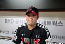 '모자에 유영찬 이니셜' 38억 FA, 무사 1·2루 막고 4연속 끝내기 패배는 없다...1008일 만에 세이브 "넌 안 쫄잖아, 힘이 됐다"