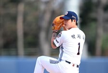 '이럴 수가' 두산 불펜 또 부상자 낙오자 발생→신임 감독 긴급 원군 요청 “사정 상 박치국 일찍 불렀다” [오!쎈 고척]