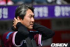 “꼴찌라 생각한 적 없다” 그런데 폭투-폭투-폭투-12사사구 대참사, 만원관중 앞 스스로 버린 프로의 품격
