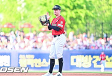 “보이지 않은 1루수”… KIA 데일 수비, 뼈아픈 한 장면 [박준형의 ZZOOM]