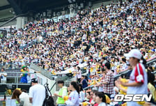 KBO 최초 대기록이다...LG, 잠실 10경기 연속 매진 신기록 "1시간 30분 전에 다 팔렸다"