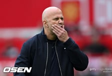 '맨유에 2-3 패배' 슬롯 감독, "VAR 문제 있었다" 판정 불만...BBC는 "납득 가능한 판정"