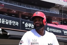 '이럴수가' 몬스터 예고인가...KIA 단기외인 아데를린, 데뷔 첫 타석 125m 중월 3점포 폭발 [오!쎈 광주]