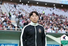 '야잔 퇴장'에도 0-0 버텨낸 서울...김기동 감독, "뒤에 따라오는 팀 생각할 여유 없어...버티는 힘 생겼다" [현장인터뷰]