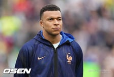 “PSG 우승 날 하필” 음바페, 전 소속팀 빅이어에 열애설 상대 영상까지...팬들 분노 폭발