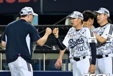 한화에 1승 전부였는데, 어떻게 5연승 저지했나…독수리 포비아 극복 비결 “정수빈-박찬호 놀라운 수비 집중력 덕분”