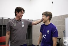 “한국 최초 아니야?” 홍명보 감독, 결승 못 뛰고 온 이강인 다독여... “피곤하지 않아?”