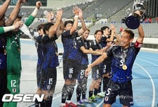 '월드컵 우승하겠다!' 자신만만한 日축구대표팀, 멕시코 전지훈련지 도착…'불혹' 나가토모 ‘투혼’ 머리띠 화제