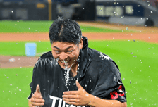 교체 亞쿼터로 무실점 쾌투→관중은 생일축하 떼창→동료들 격한 첫 승 세리모니, 감동 시라카와 "평생 잊지 못할 것 같다" [오!쎈 광주]