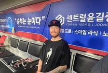 이런 외인 있었나, 감독은 휴가 주겠다는데 손사래...다승-ERA-탈삼진 1위의 워크에식 "1위도 노리는 상황, 나중에 말하겠다"