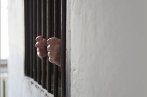 감옥 대신 거리 활보하는 그들