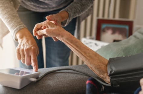 노인 돌보미 절벽 온다