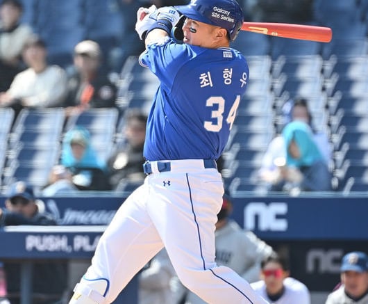 43살 맞아? 최형우 파워 놀랍다! 국대 투수 상대 초대형 솔로포 폭발…비거리 134.5m ‘시즌 2호’ [오!쎈 수원]