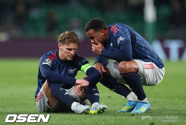 '또? 이번 시즌만 22G 결장' 아스날 주장, 교체 직후 절뚝.. 아르테타와 '심상치 않은 대화'