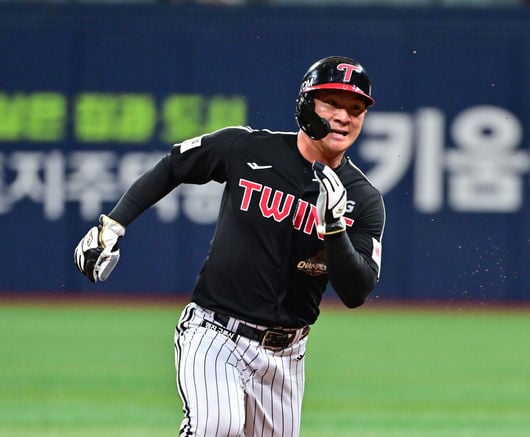 12년 만에 그라운드 홈런이라니...오지환, NC파크를 뒤집었다, 역전 투런 홈런