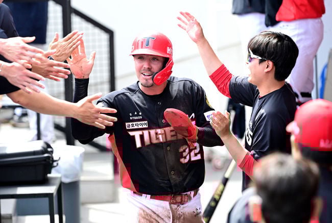 "야수라서가 아니라 잘해서 뽑았다" 이범호 감독 확신, 타이거즈 역사 새로 쓴다