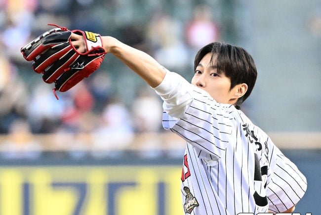 ‘야구인 리스펙’ 개념 시구로 잠실야구장 사로잡은 윤두준 [이대선의 모멘트]