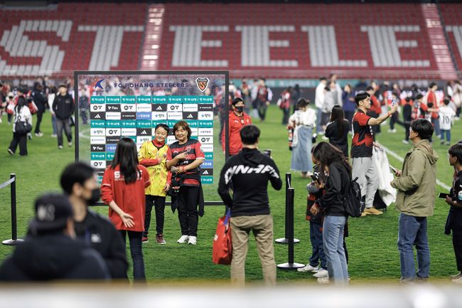 승리로 홈 8연전 마침표! 포항, '13 YEARS, LAST WALK’ 성료...잔디 교체 앞두고 팬들과 스틸러스 공유