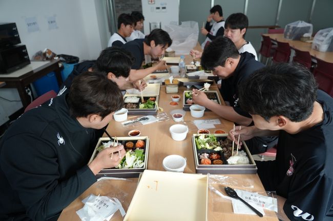 '불고기 도시락 60인분' 울산웨일즈, 지역 업체 따뜻한 후원에 힘 얻다