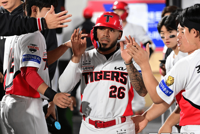 "더 빵빵 쳐야한다" 컨택스윙 보다 화끈한 풀스윙 주문...이범호의 해법, 잠든 카스트로 깨울까