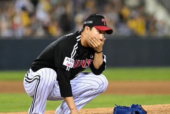 [공식발표] '팔꿈치 통증' 유영찬, 왜 1차검진 결과 비공개일까...LG "27일 정밀검진 받고 결과 공개"