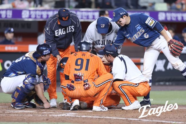 "나도 많이 맞아 봤지만…노시환 헤드샷 많이 놀랐다" 김경문 감독도 가슴 쓸어내린 충격 [오!쎈 대전]