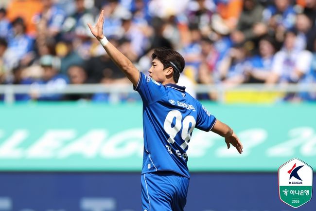 '폴짝 PK 데뷔골' 이정효 감독에게 달려간 김도연 "헤이스 형한테 내가 차고 싶다고 해...자신 있었다"[수원톡톡]