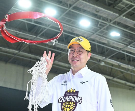 ‘통합우승달성’ 김완수 감독 “FA 강이슬, 박지수 무조건 잡아달라고 요구할 것” [용인톡톡]