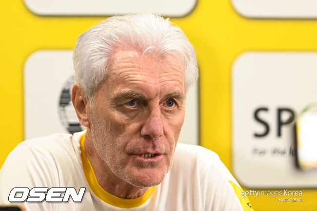 남아공 74세 감독의 라스트 댄스 선언, “한국 잡고 32강 간다”…WC 끝나면 떠난다