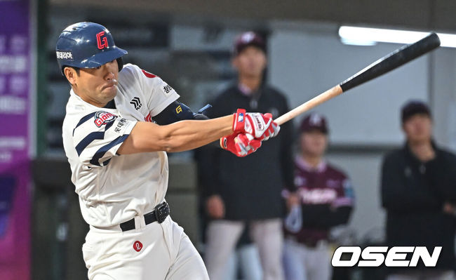 ‘한동희 IN 전준우 OUT’ 연장 11회 충격패 롯데, 라인업 파격 변화줬다 [오!쎈 부산]