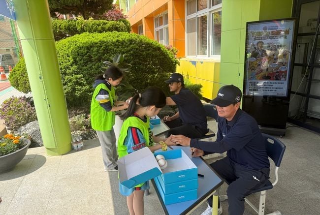"야구를 즐기는 문화가 계속 이어지길 기대" LG-삼성 레전드가 꿈 키우는 초등학교에서 뭉쳤다