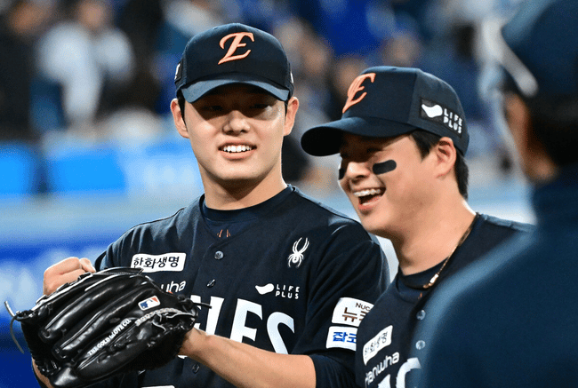 어깨수술 동생이 말없이 놓고 간 벨트, 허리에 차고 AVG .429 3홈런 9타점 괴물모드...눈시울 붉힌 노시환 "동주와 함께 뛰고 있다"