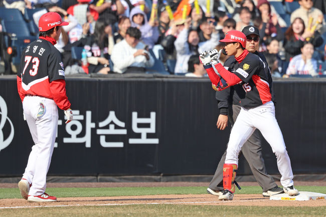 기습번트→2루 도루→3루 진루→결승 득점…거침없는 20세 돌격대장, 롯데 대혼돈 빠뜨린 만점 디테일 [오!쎈 부산]