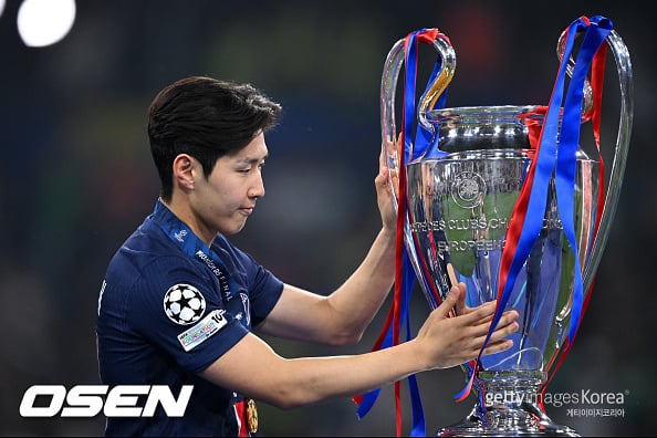 ‘출전시간 0분’ 이강인, 또 어색하게 우승 트로피 드나…챔스 결승전 출전기회 얻을까
