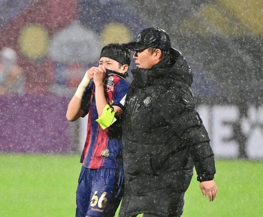 '인공기 꺼내 든' 내고향에 석패... 눈물 흘린 수원FC위민 박길영 감독 “여자축구 더 사랑받았으면…”