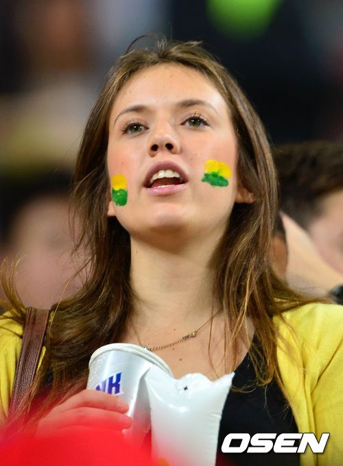 [사진]브라질 미녀의 열띤 응원
